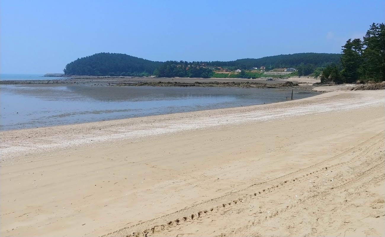 Photo de Wonan Beach avec sable beige de surface