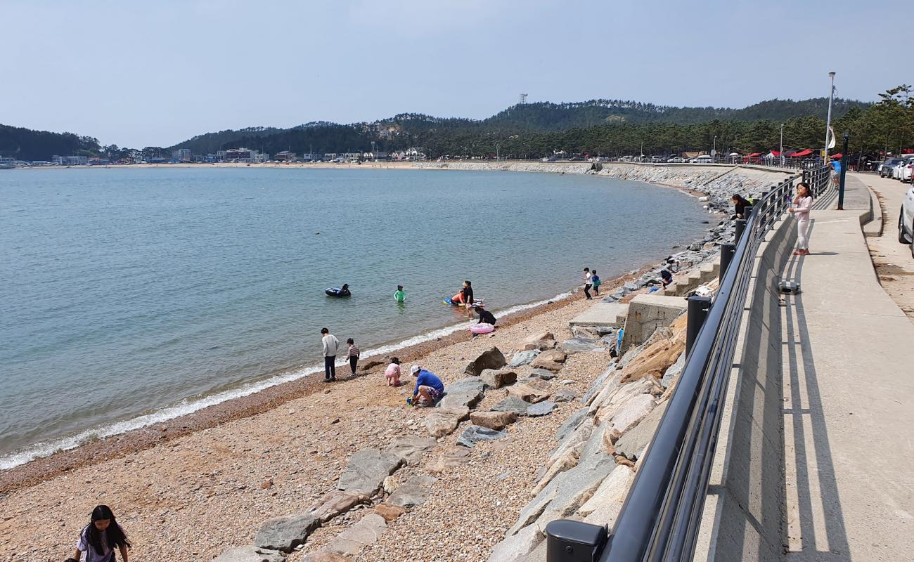 Photo de Eoundol Beach avec sable clair avec caillou de surface