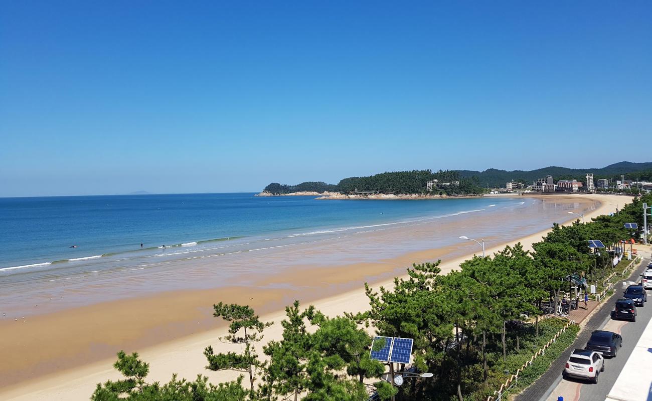 Photo de Mallipo Beach avec sable lumineux de surface