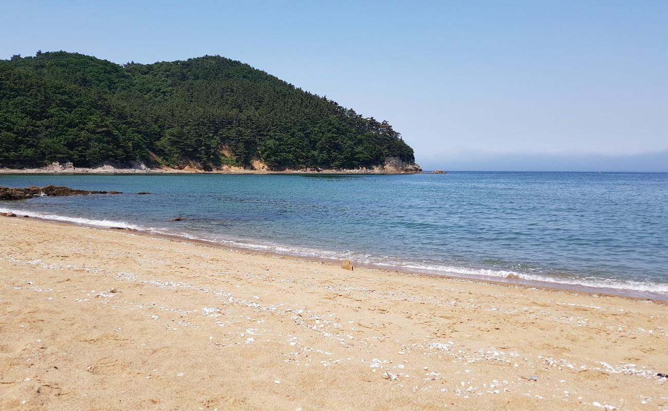 Photo de Paengnipo Beach avec sable lumineux de surface