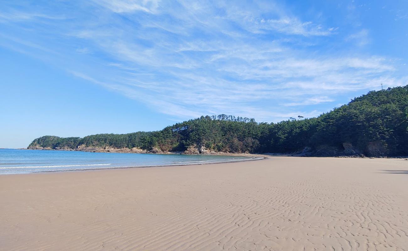 Photo de Cloudpo Beach avec sable lumineux de surface