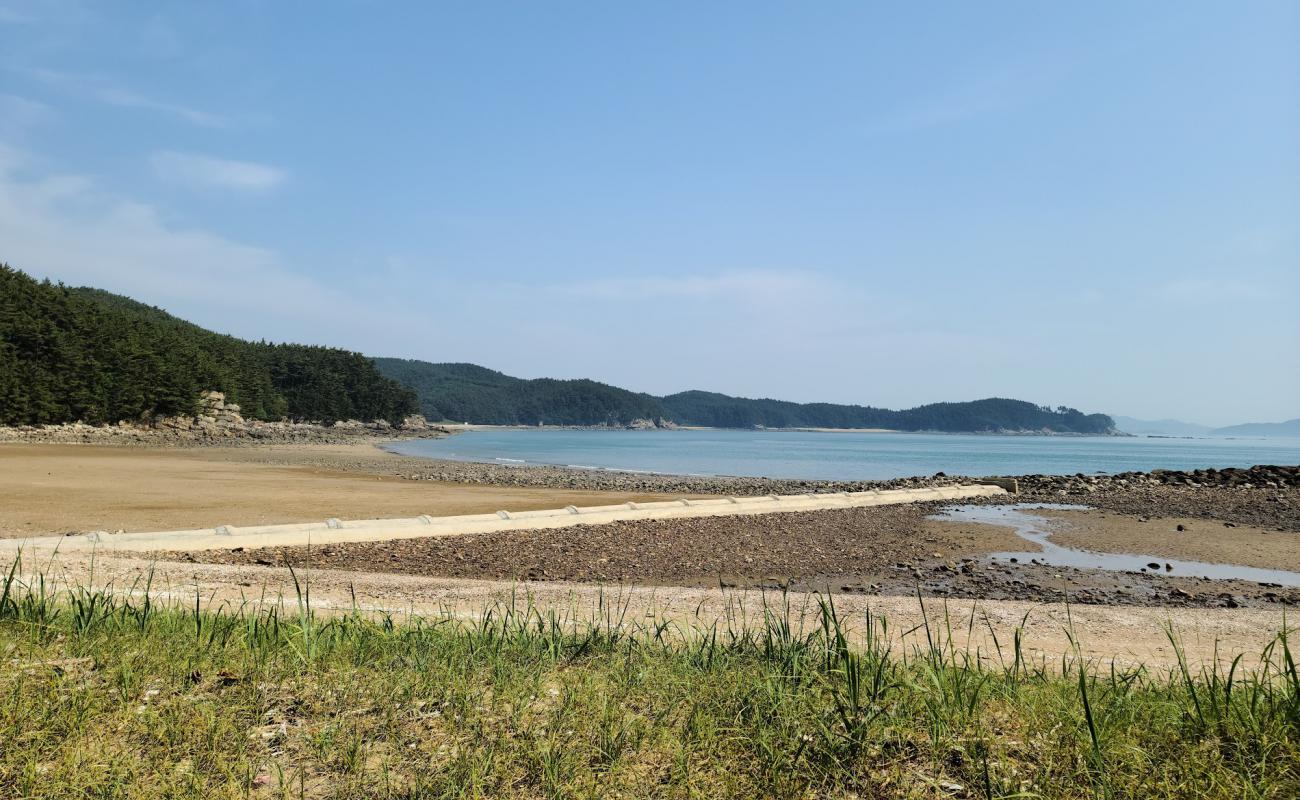 Photo de Meondong Beach avec sable brillant et rochers de surface