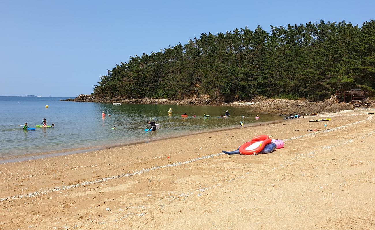 Photo de Kujinamugol Beach avec sable lumineux de surface