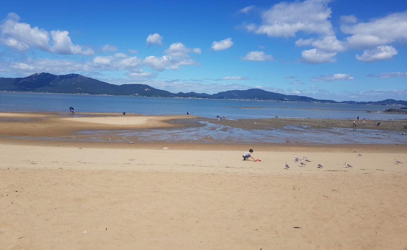 Photo de Sugi Beach avec sable lumineux de surface