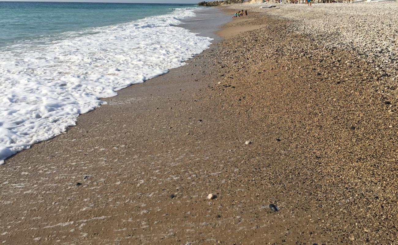 Photo de Okaibe Beach avec galets beige de surface