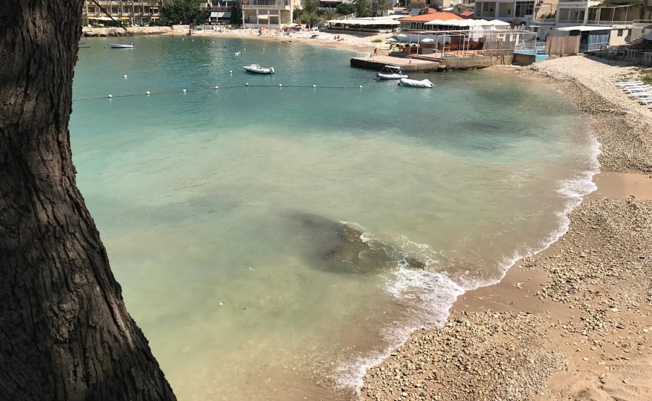 Photo de Al Mina Beach avec galets beige de surface