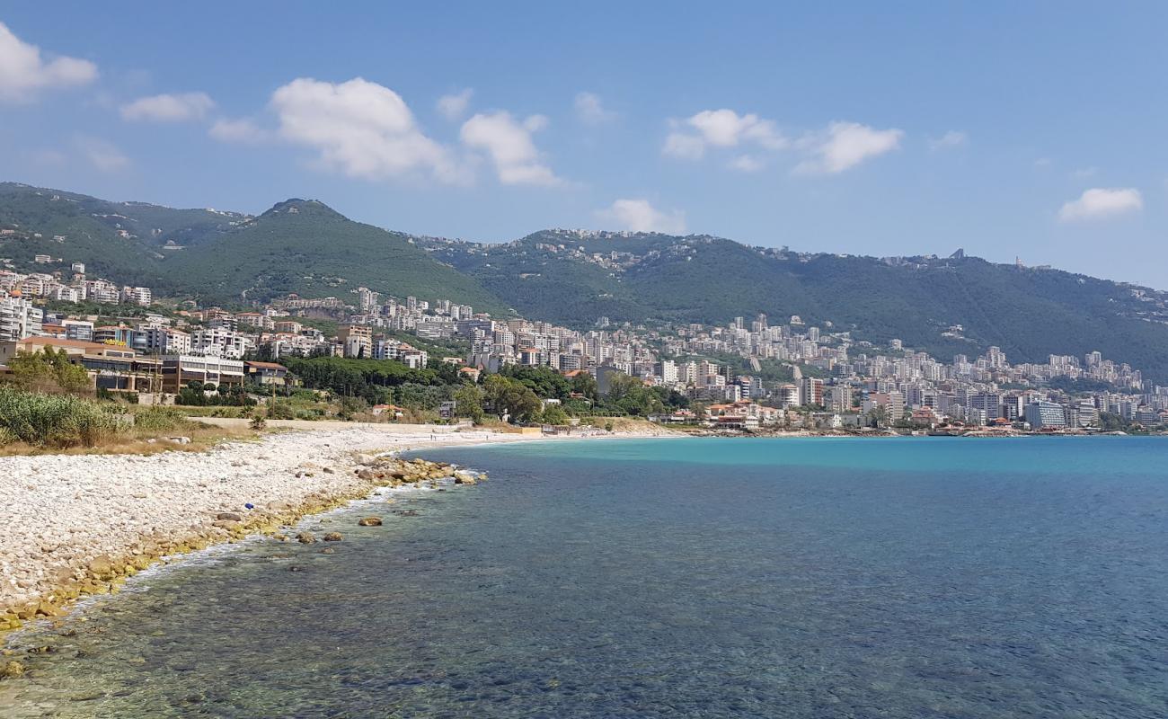 Photo de Rosha beach avec galets beige de surface