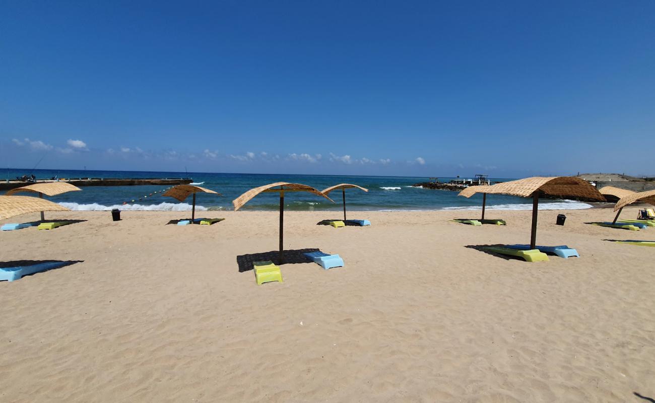 Photo de Khalde beach avec sable lumineux de surface