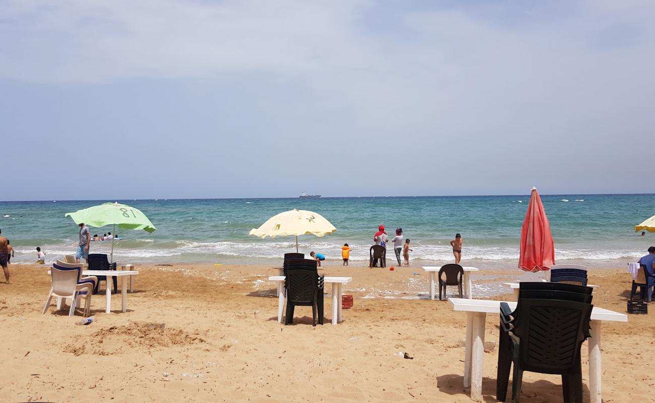 Photo de Ghazieyeh beach avec sable lumineux de surface