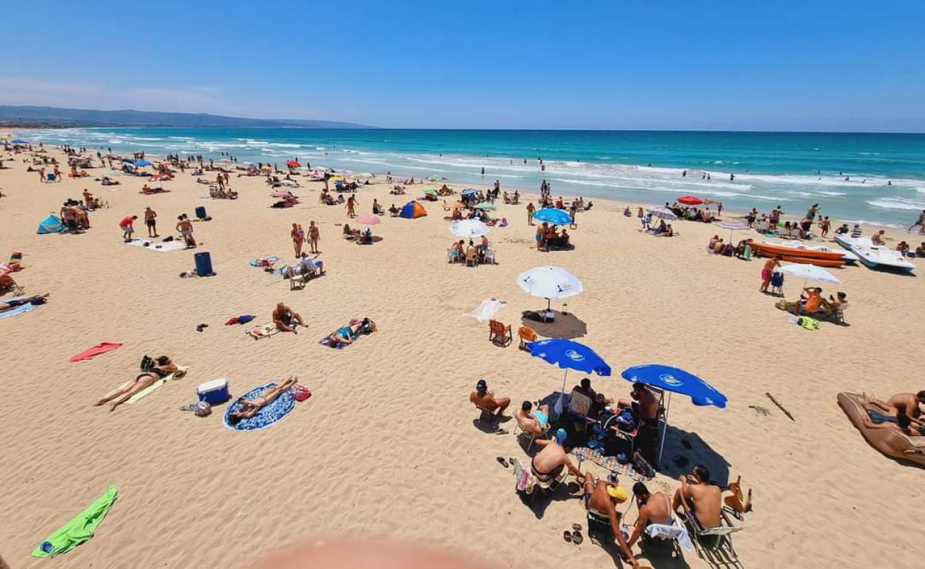 Photo de Plage Sour avec sable fin et lumineux de surface