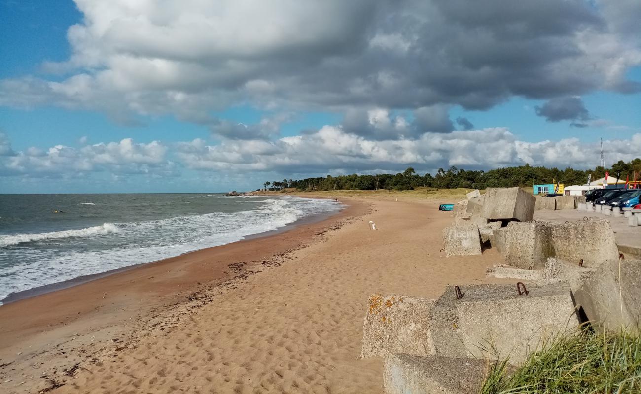 Photo de Liepajas Ziemelu mols avec sable lumineux de surface