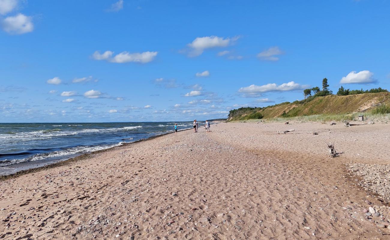 Photo de 57 parallels beach avec sable clair avec caillou de surface