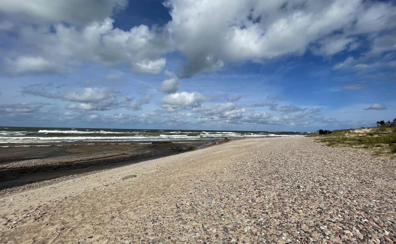 Photo de Uzavas upes beach avec sable beige & galets de surface