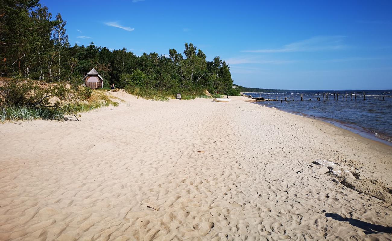 Photo de Melnsils beach avec sable lumineux de surface