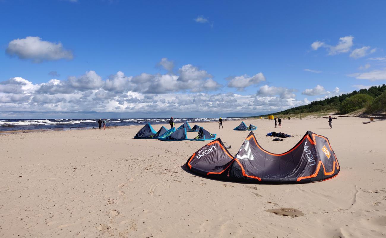 Photo de Garciems beach avec sable lumineux de surface