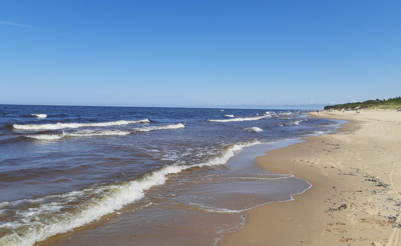 Photo de Carnikava beach avec sable fin et lumineux de surface