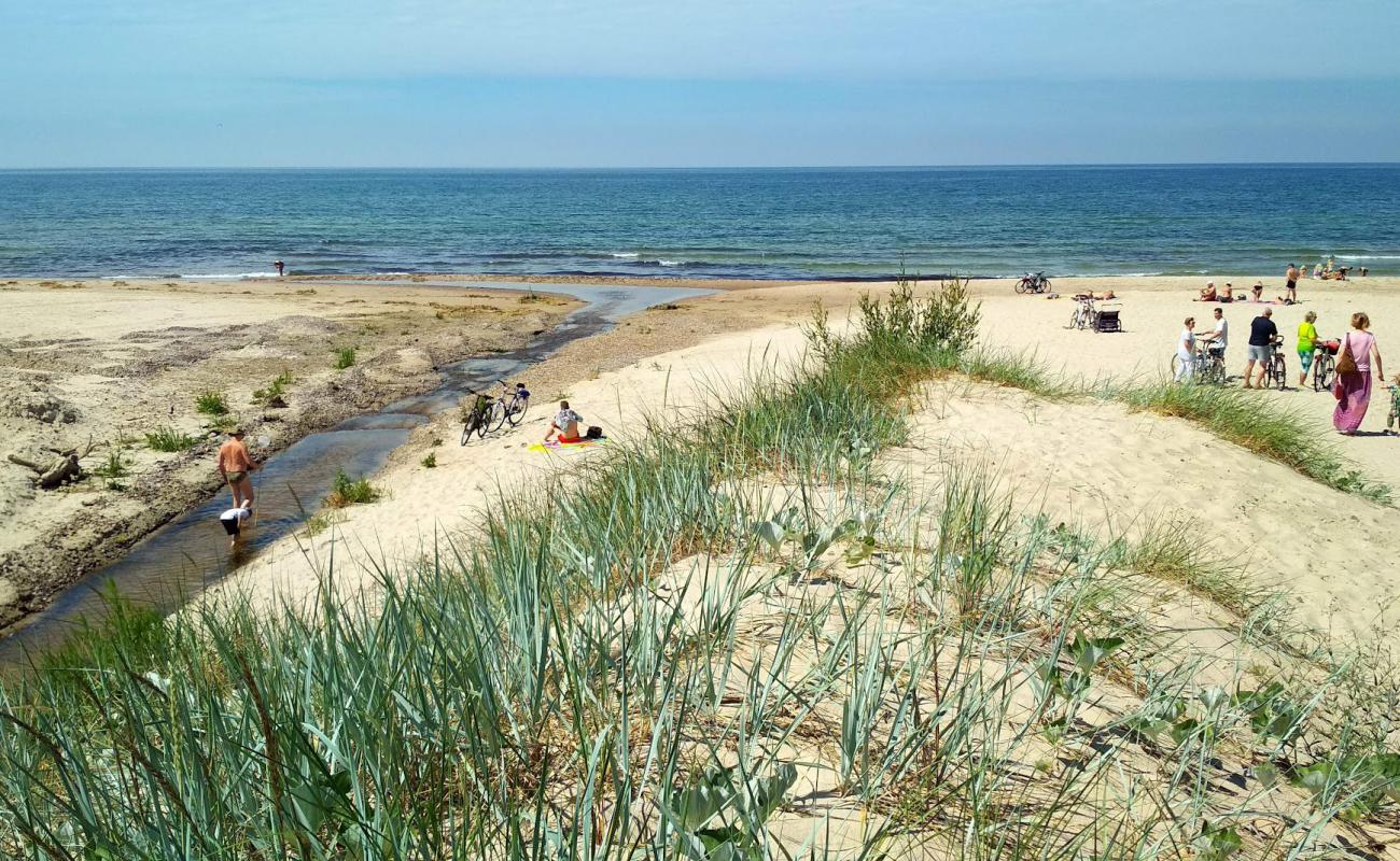 Photo de Edge beach avec sable lumineux de surface