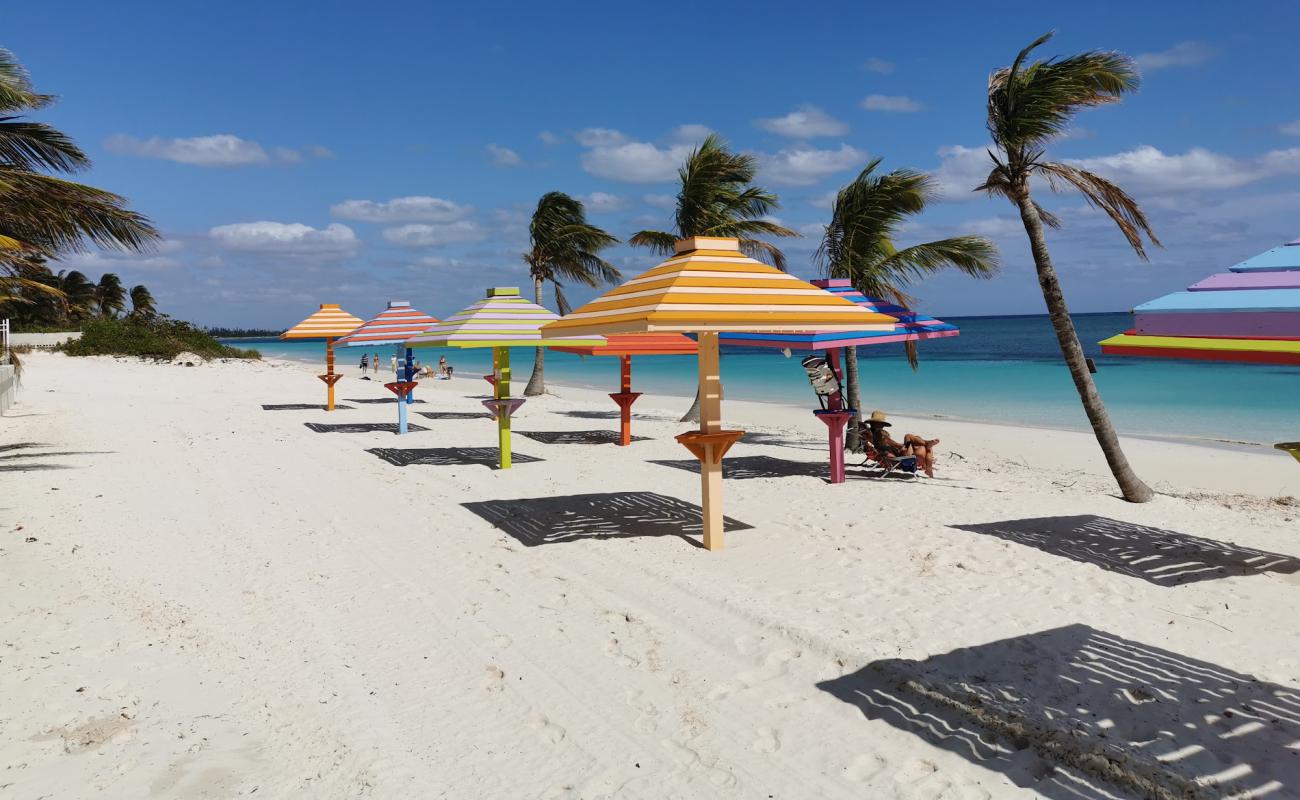 Photo de Coral beach avec sable fin et lumineux de surface