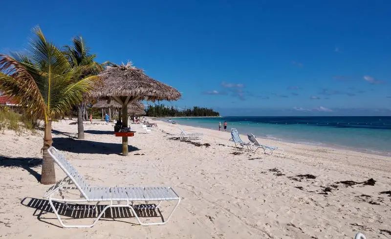 Photo de Taino beach avec sable beige fin de surface