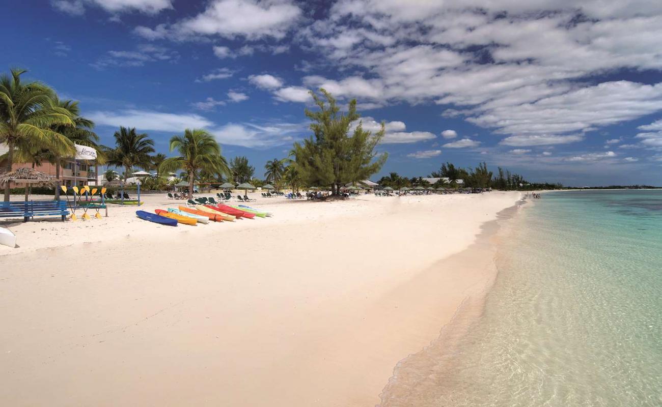 Photo de Plage Churchill avec sable fin et lumineux de surface