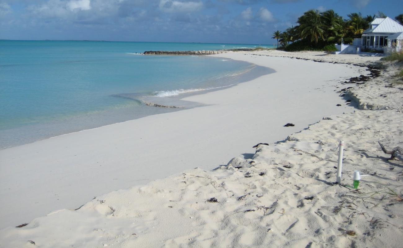 Photo de Leeward beach avec sable beige fin de surface