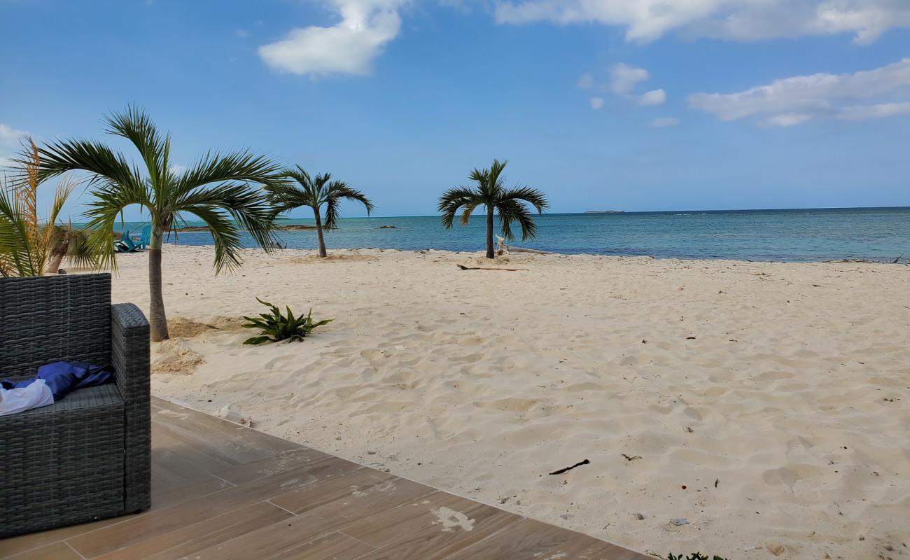 Photo de Nicholls Town beach II avec sable fin et lumineux de surface