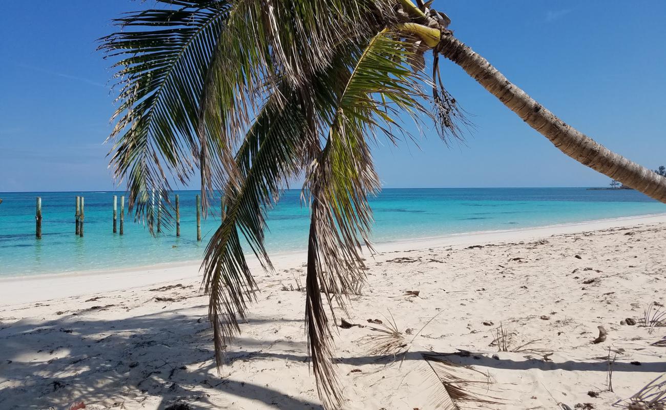 Photo de Nicholls Town beach avec sable beige fin de surface
