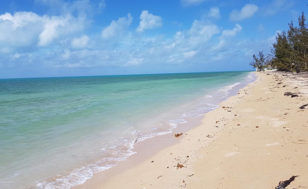 Photo de Coral Harbour beach avec sable fin et lumineux de surface