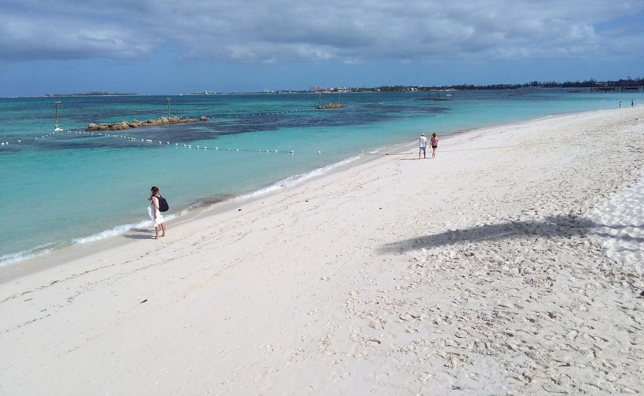 Photo de Baha Mar beach avec sable beige fin de surface