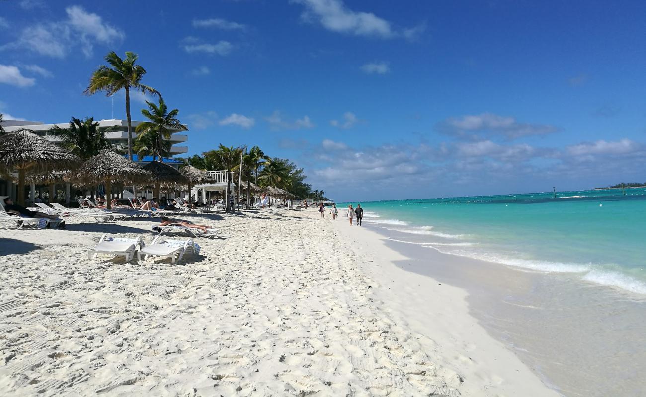 Photo de Cable beach avec sable fin et lumineux de surface