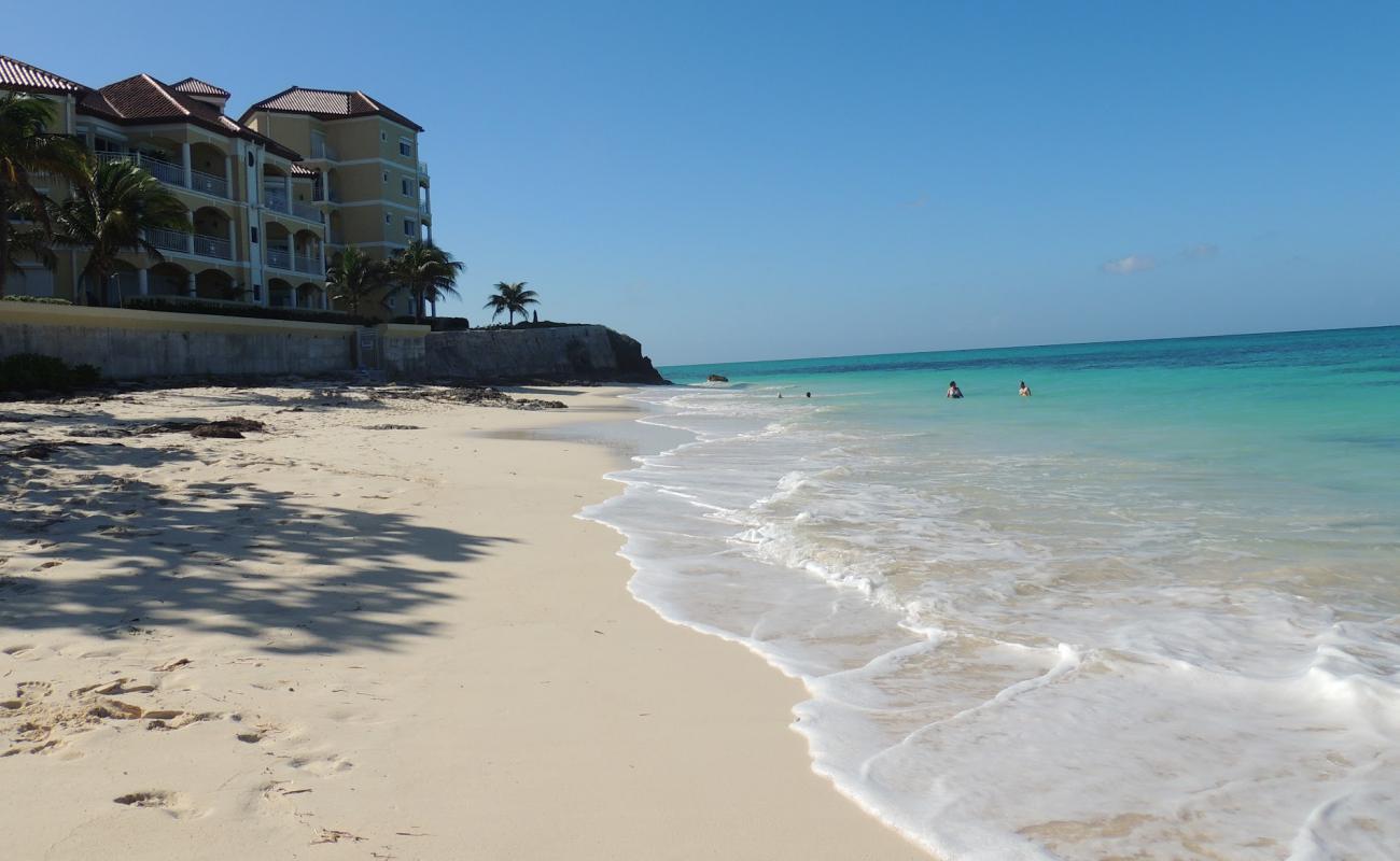 Photo de West Bay Street beach avec sable lumineux de surface