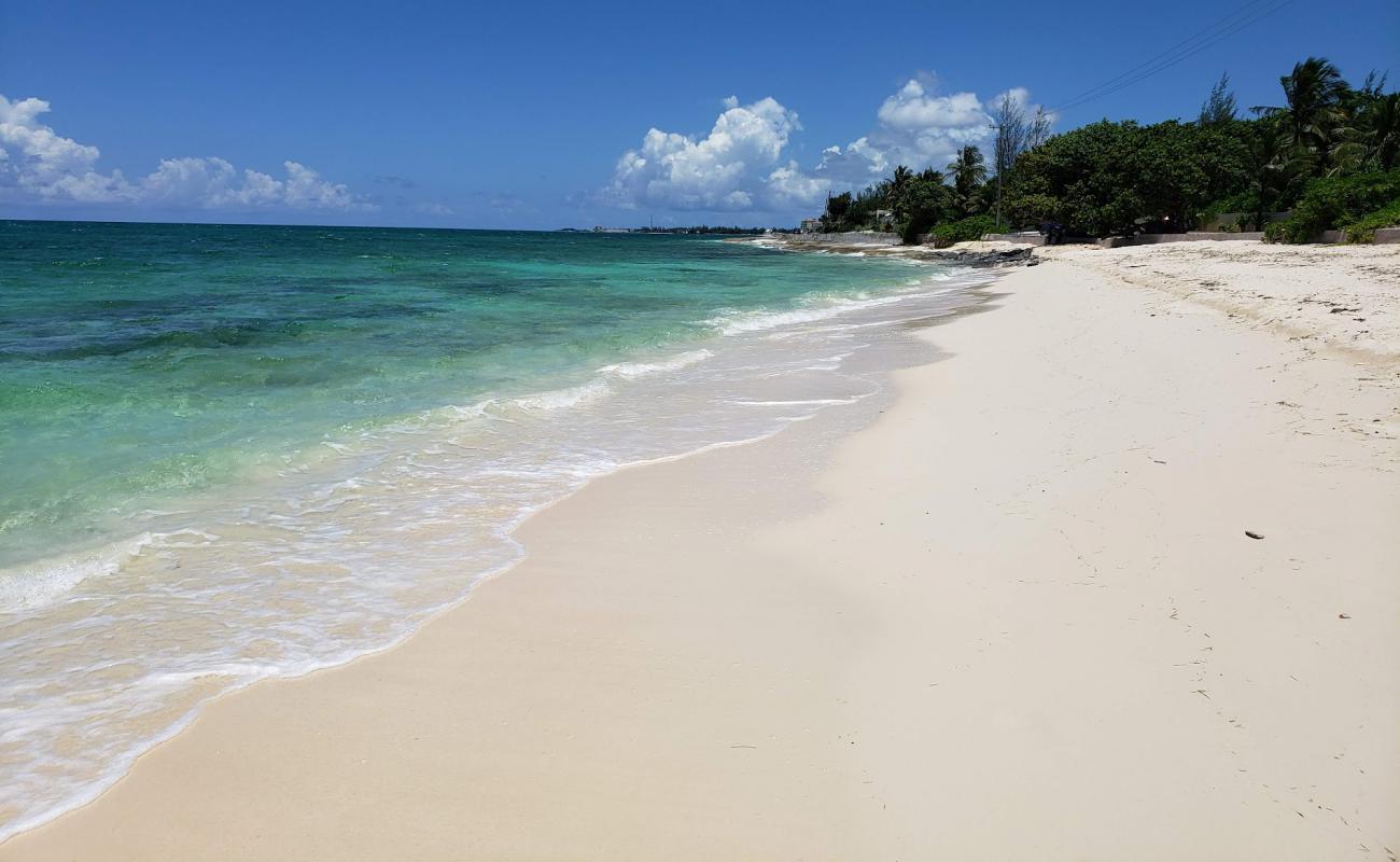 Photo de Marbella beach avec sable lumineux de surface