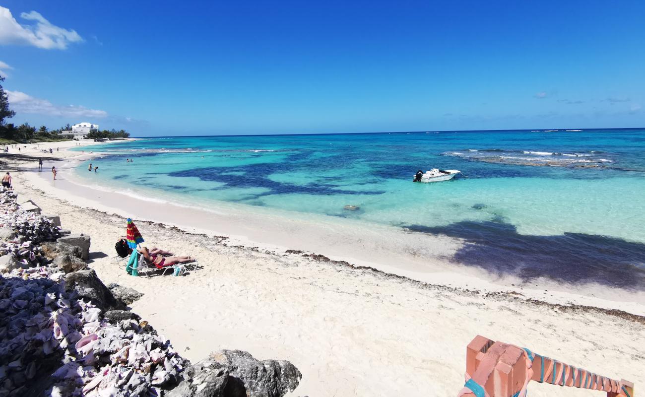 Photo de Chateau Del Mar avec sable fin et lumineux de surface