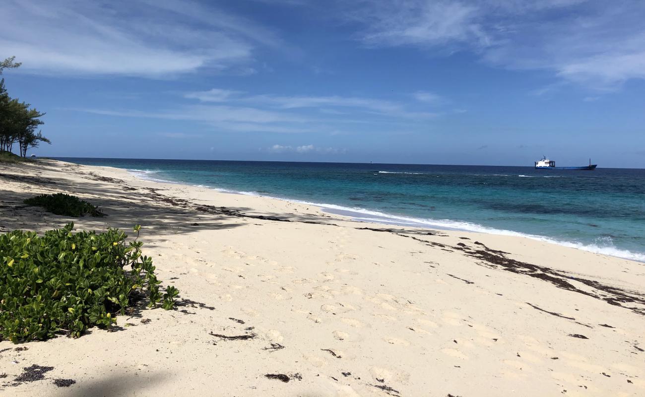 Photo de Colonial beach avec sable beige de surface