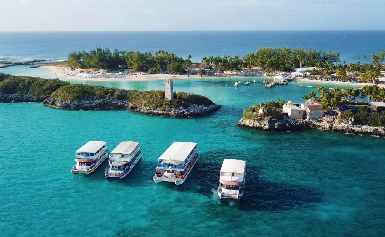 Photo de plage de l'île Blue Lagoon aux Bahamas avec sable beige fin de surface