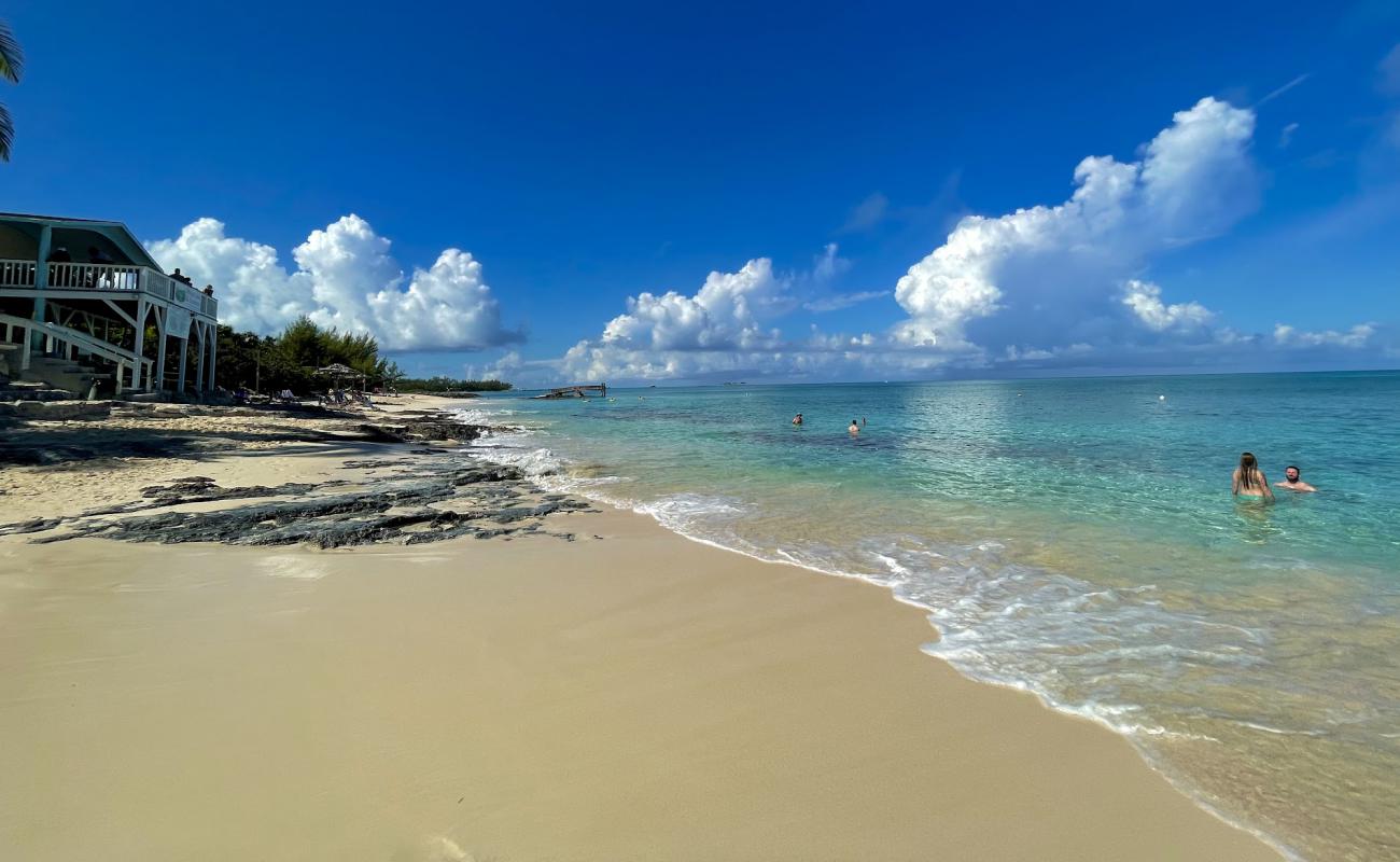 Photo de Sandy Toes beach avec sable beige fin de surface