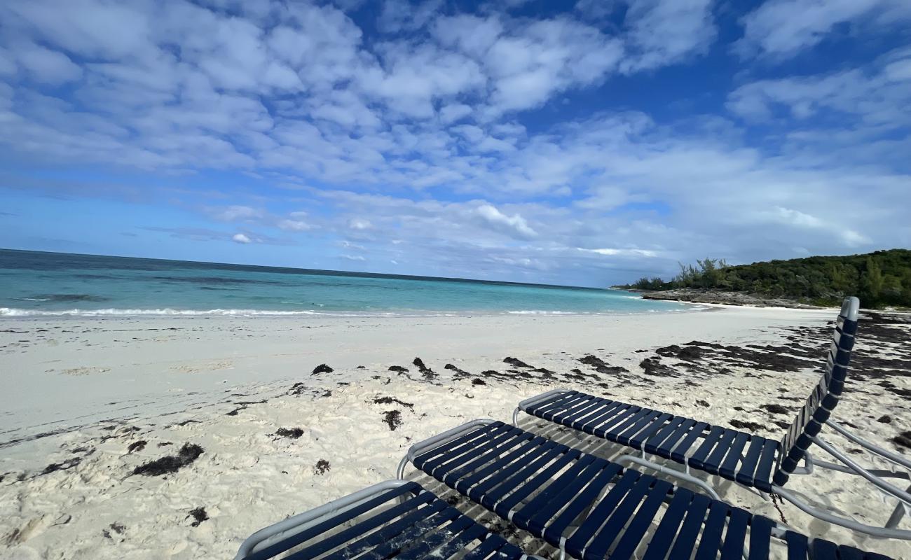 Photo de Rose Island beach III avec sable beige fin de surface