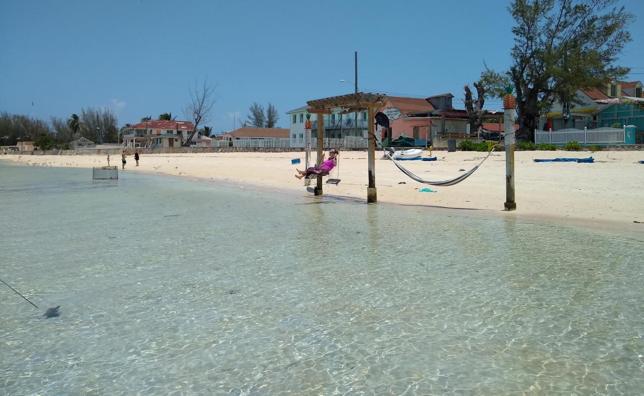 Photo de Tarpum Bay beach avec sable lumineux de surface