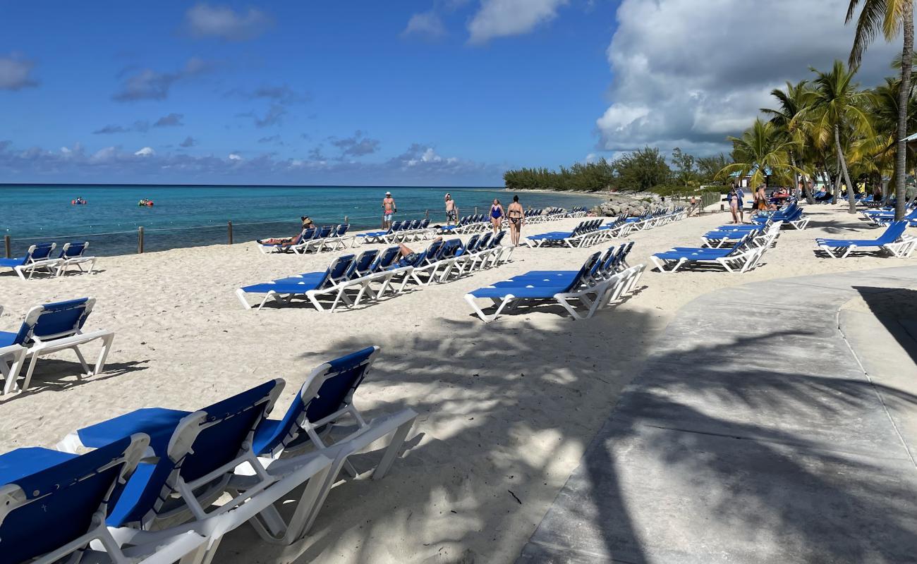 Photo de Princess Cays beach avec sable fin et lumineux de surface