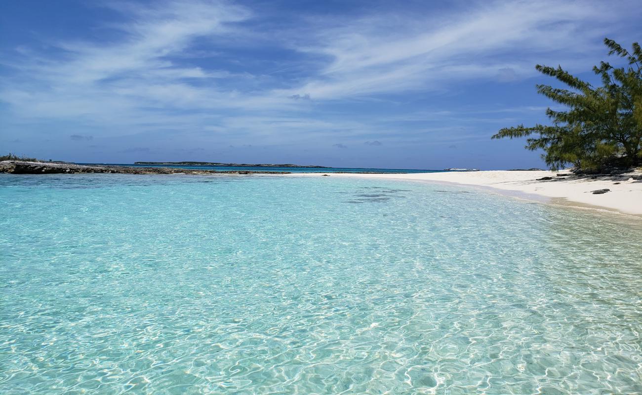 Photo de Exuma Point beach avec sable fin blanc de surface