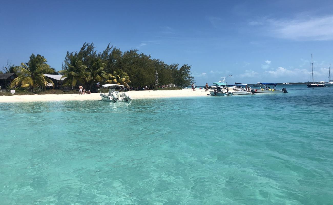 Photo de Mare beach avec sable fin blanc de surface