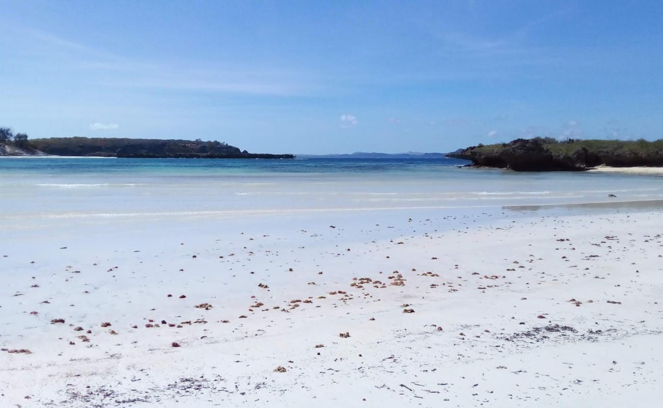 Photo de Baie des Dunes avec sable blanc de surface