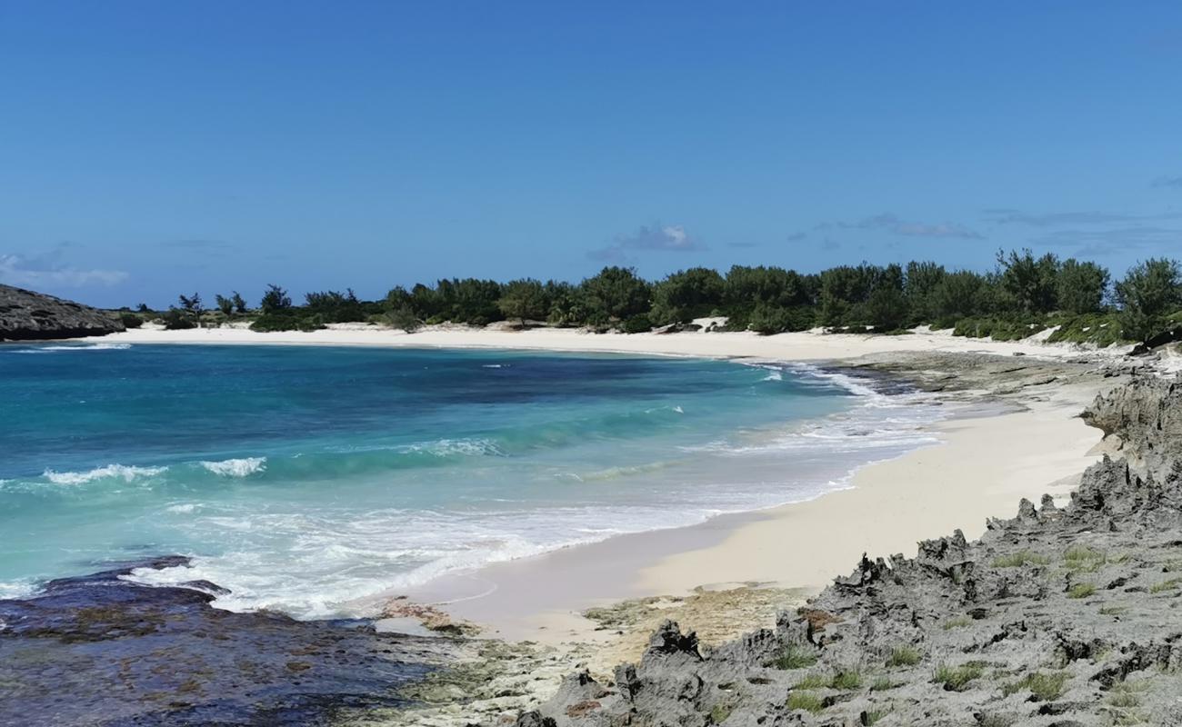 Photo de Baie des Pigeons avec sable blanc de surface