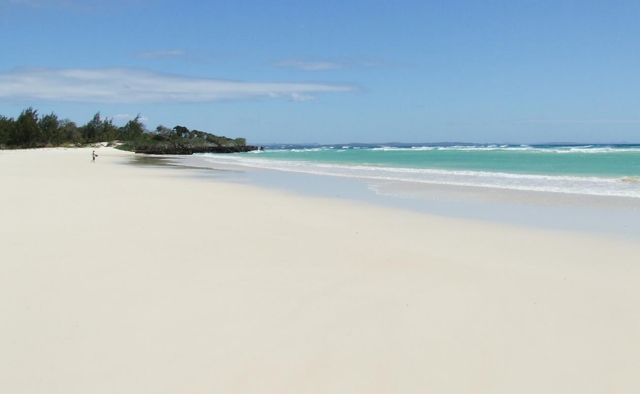 Photo de Abakao Beach avec sable beige fin de surface