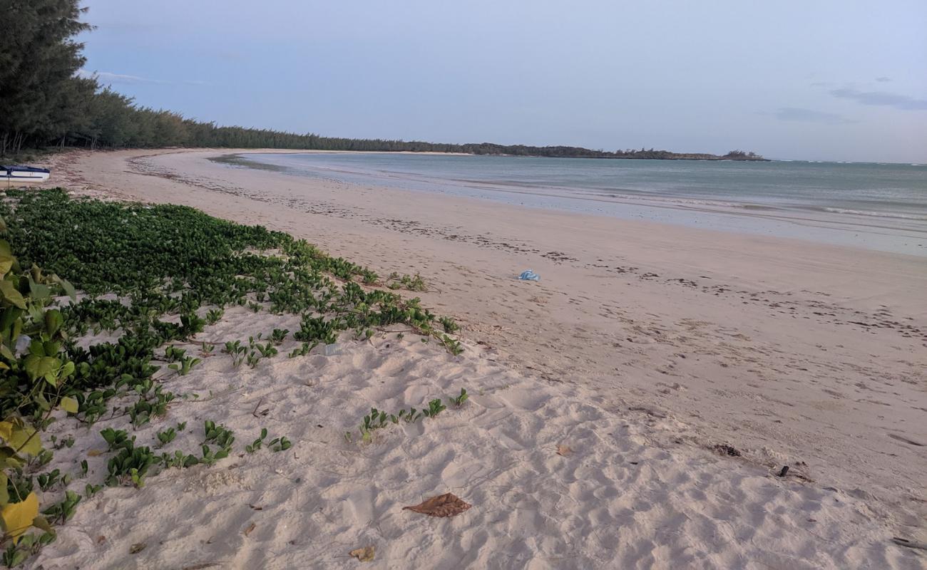 Photo de Jirany beach avec sable beige de surface
