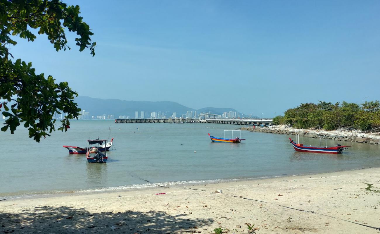 Photo de Bersih Beach avec sable beige de surface