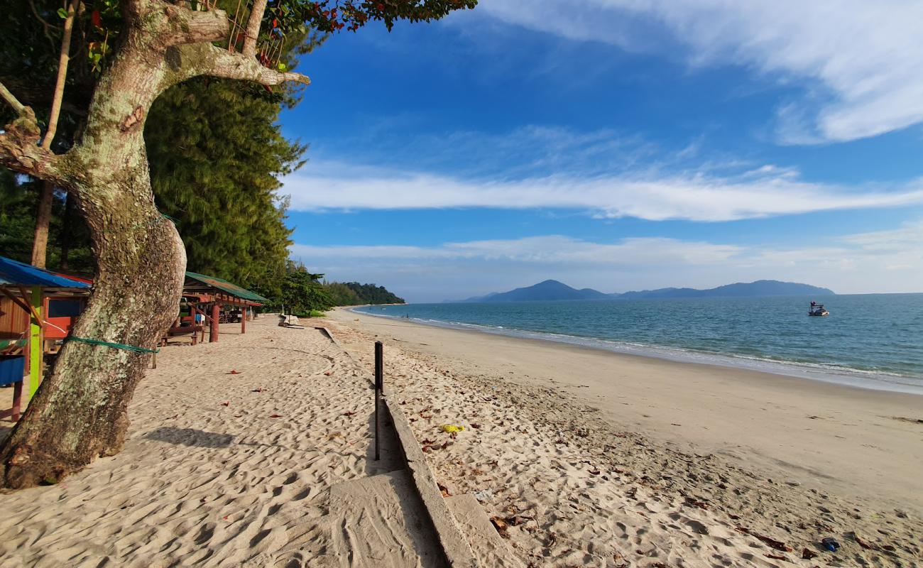 Photo de Teluk Senangin Beach avec sable fin et lumineux de surface