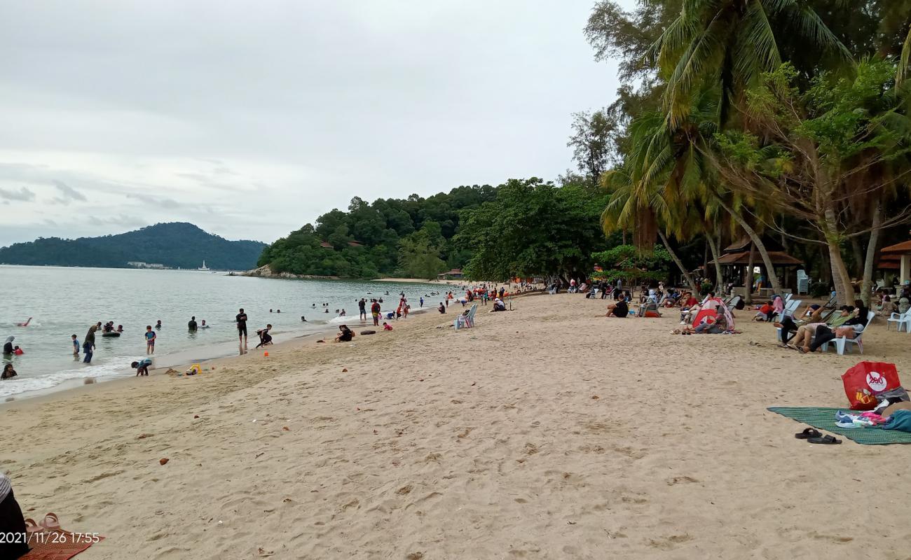 Photo de Teluk Batik Beach avec sable lumineux de surface