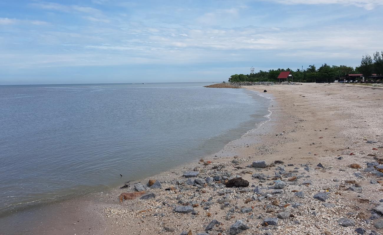 Photo de Redang Sekinchan Beach avec sable beige & galets de surface