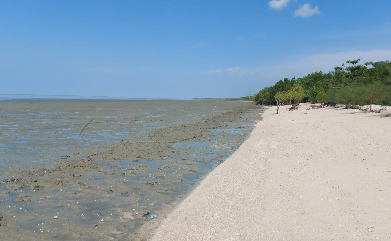Photo de Sungai Kajang Beach avec sable coquillé beige de surface